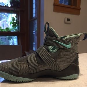 NIKE Lebron Soldier XI Size 5Y